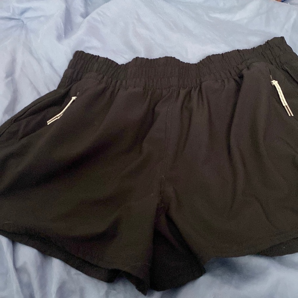 Vuori dash shorts